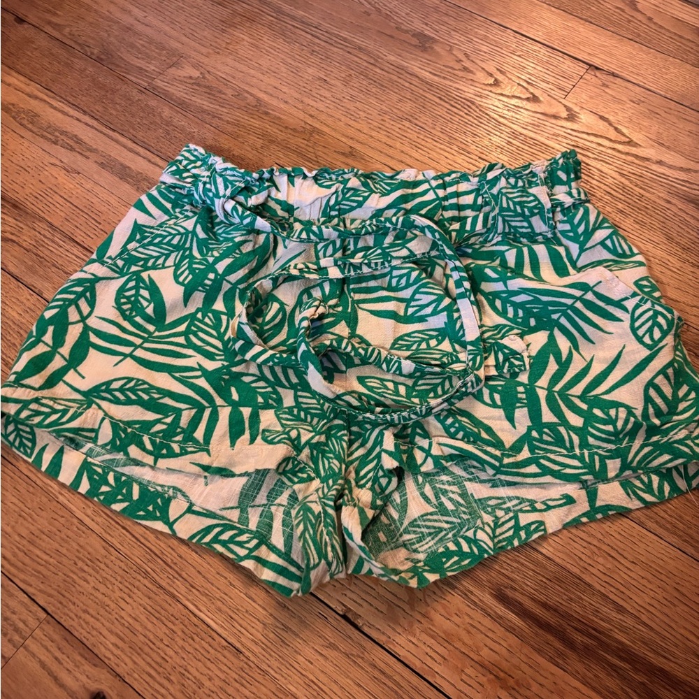 Green Leaf Print Women’s Shorts - Casual Summer Style